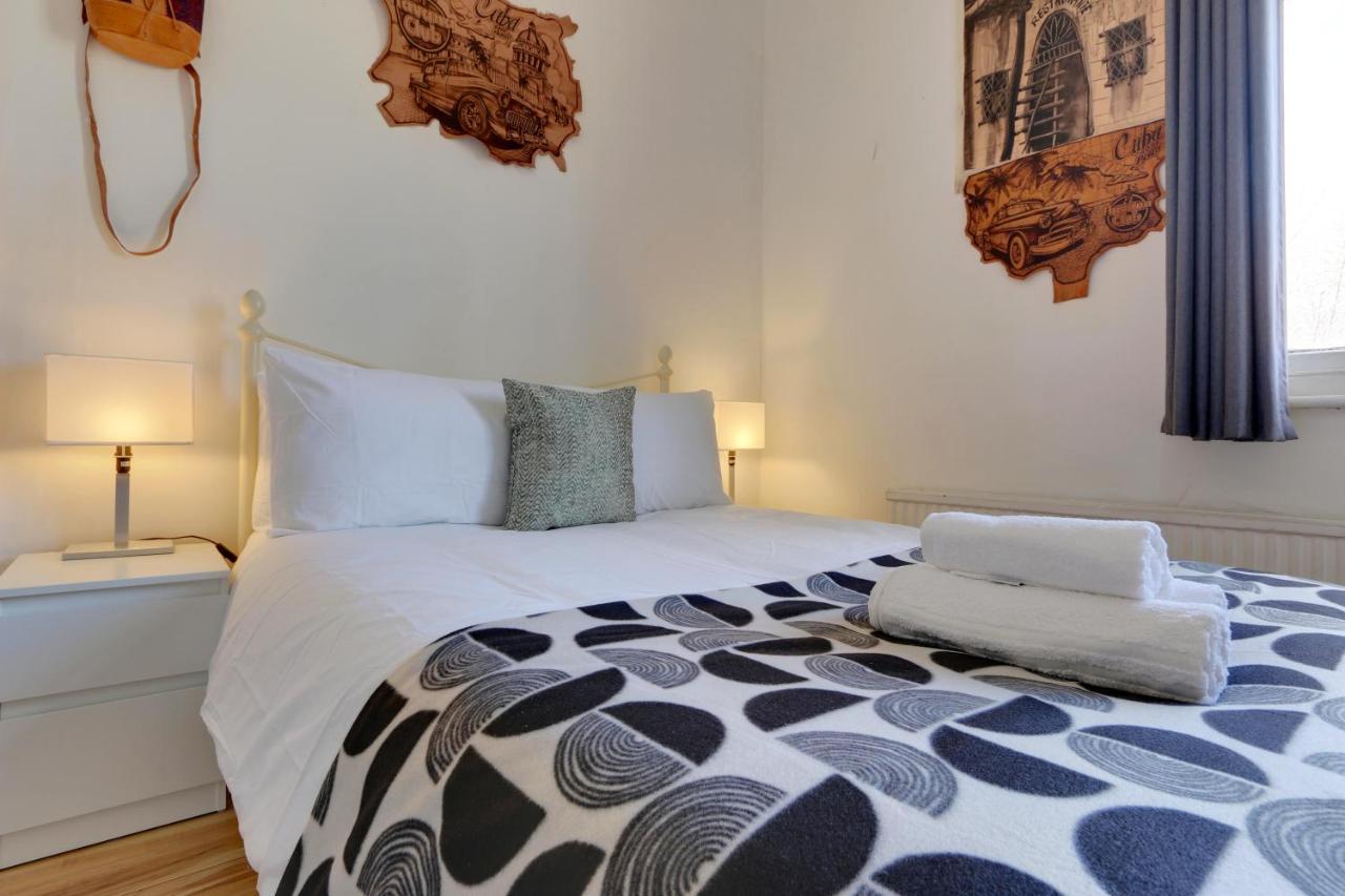 Convenient 2-bed - Ideal For Contractors & Working Away, Free Parking, Pet Friendly, Netflix Apartment *